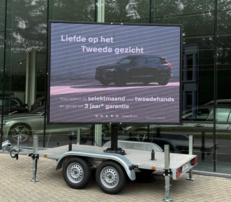 Led scherm op aanhangwagen 5m2 met reclame voor Volvo Garage