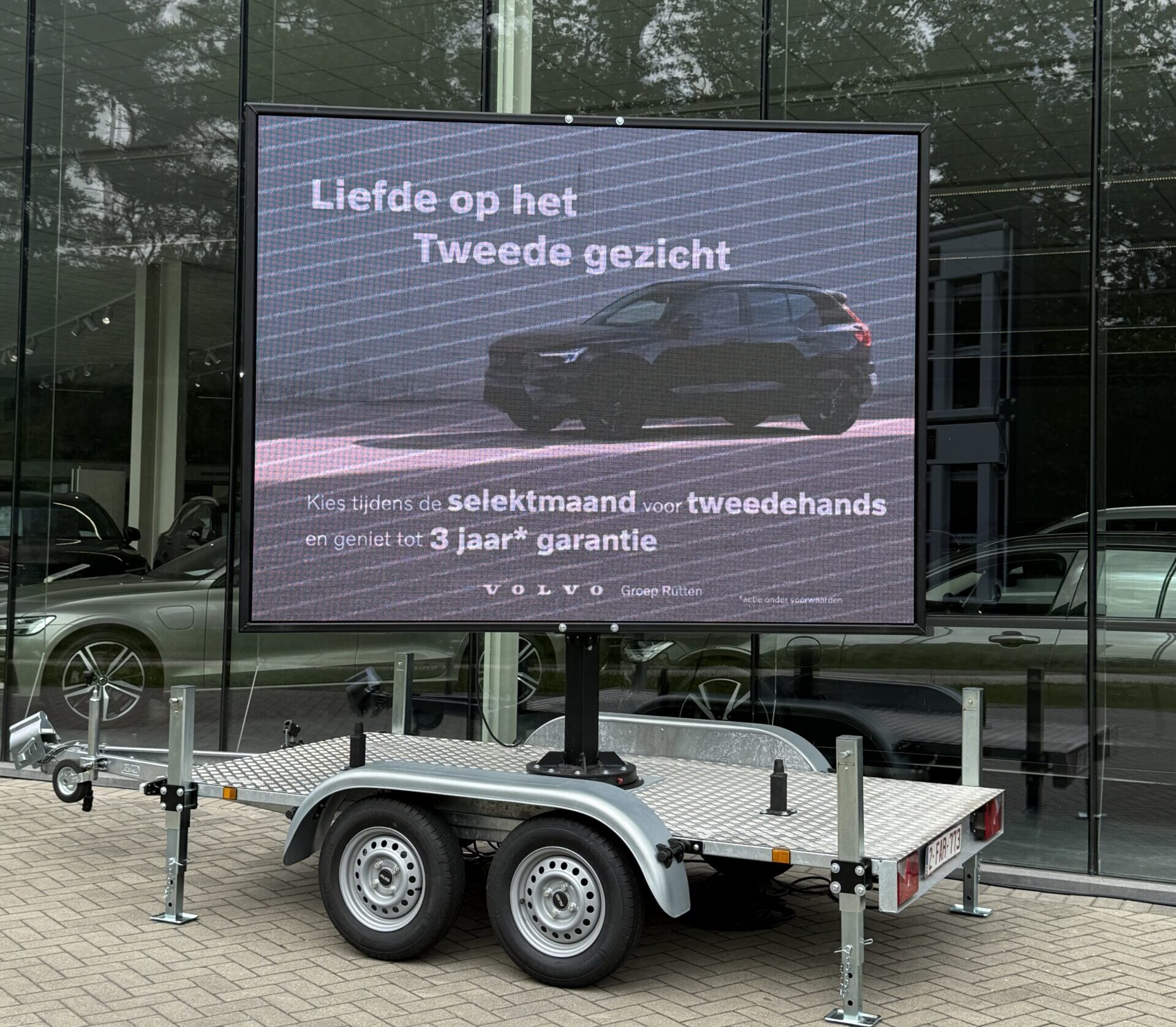 Led scherm op aanhangwagen 5m2 met reclame voor Volvo Garage